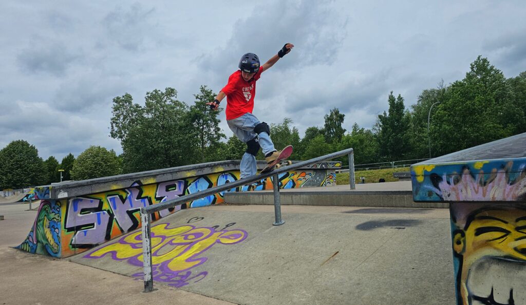 Richard mit einem Frontboardslide an der Downrail in Hamburg
